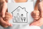 Las manos de un niño mostrando un dibujo de una familia en el hogar