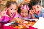 Los niños españoles toman más del doble de azúcar de lo recomendado Niños comiendo dulces