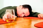 Hombre con problemas de alcoholismo