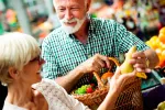 Una pareja mayor comprando fruta y verdura