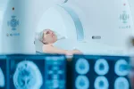 Fármaco frena durante años la progresión de un tumor cerebral maligno Mujer joven realizándose un escáner cerebral