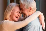La taurina puede ser la clave para vivir más y con mejor salud Una pareja de la tercera edad abrazándose