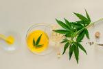Aceite de CBD en pipeta, tintura, semillas de cáñamo y hojas de marihuana