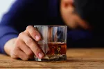 El fármaco para adelgazar Ozempic podría ayudar a tratar el alcoholismo Hombre afectado con vaso de whisky