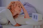 Dormir menos de 6 horas o más de 10 aumentaría el riesgo de diabetes Mujer cansada lamentándose no dormir