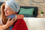 Una madre que padece de cáncer con su hija, que se abrazan con alivio 
