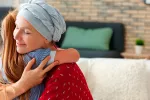 Cáncer de mama metastásico: una nueva terapia mejora la supervivencia Una madre que padece de cáncer con su hija, que se abrazan con alivio