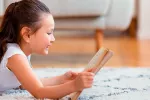Niña pequeña leyendo