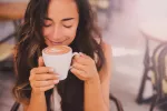 Efecto despertador del primer café de la mañana Mujer toma su primera taza de café por la mañana