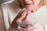 Asocian la terapia hormonal para la menopausia con riesgo de demencia Mujer mayor con pastillas