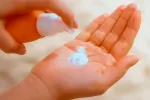 La OCU alerta de protectores solares con sustancias que dañan la salud Crema de sol en las manos