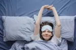 Mujer con buen humor despierta en la cama