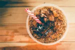 Aspartamo posible cancerígeno presente en refrescos Refresco de cola light con pajita y hielo