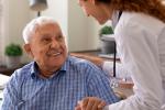 Doctora hablando con un paciente enfermo de alzhéimer