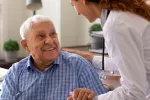 Donanemab reduce un 35% la progresión del alzhéimer en etapas iniciales Doctora hablando con un paciente enfermo de alzhéimer