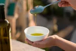 Tomar aceite de oliva a diario reduce el riesgo de muerte por demencia Botella de aceite de oliva