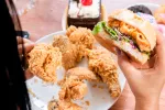 Comer ultraprocesados vinculado con depresión y cambios cerebrales Mujer comiendo comida ultraprocesada