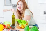 Mujer obesa cocinando con aceite de oliva virgen extra