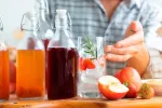 Diferentes botellas con kombucha