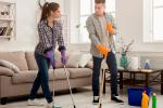 Una pareja joven realizando las tareas del hogar