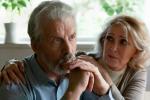 Hombre mayor con la mirada perdida junto a su mujer preocupada