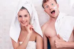 Higiene íntima tras el sexo: cómo debes llevarla a cabo Pareja en el baño después de tener relaciones íntimas