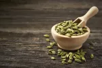 El cardamomo podría ayudar a controlar el peso y a reducir la grasa Cardamomo en un cuenco de madera