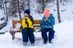 El frío da hambre: descubren cómo activa el apetito en el cerebro Dos niños comen en un banco rodeados de nieve