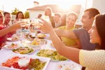 Grupo de jóvenes come al aire libre