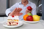 Prediabetes Hombre cambiando el dulce por fruta