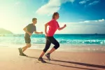 Sunning, beneficios de correr bajo el sol y cómo evitar riesgos Pareja corriendo bajo el sol por la playa