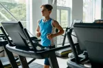 Hacer deporte en la adolescencia puede prevenir varios tipos de cáncer Chico adolescente haciendo ejercicio en el gimnasio