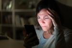 Mujer menopáusica estresada mirando el móvil por la noche