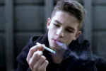 Si fumaste en la adolescencia tus hijos tienen más riesgo de enfermar Chico adolescente fumándose un cigarrillo