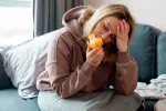 Estos son los factores que predicen que puedes sufrir COVID persistente Mujer con síntomas de covid persistente