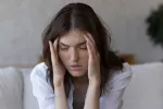 Mujer joven con migraña discapacitante