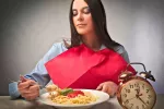 Mujer preparada para su comida diaria