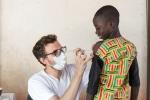 Niño africano poniéndose la vacuna contra la malaria