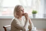 Mujer de mediana edad con la mirada perdida