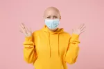 Persona con alopecia y una mascarilla