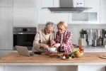 Pareja de personas mayores preparando la comida juntos