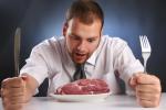 Hombre comiendo carne roja