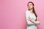 Exceso de orgullo: cómo afrontarlo y corregirlo Mujer orgullosa con mirada de desprecio