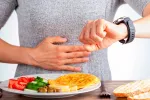 Hacer ayuno intermitente en la diabetes es seguro y ayuda a perder peso Mujer diabética realizando el ayuno intermitente
