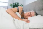 Anciana en la cama con problemas para dormir