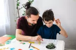 Un maestro enseña a un niño autista durante la terapia