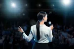 Claves para expresarte con claridad y comunicarte mejor Mujer hablando en un auditorio cara al público
