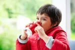 Niño bebiendo un refresco de cola