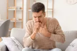 Tener tos más de 8 semanas puede alertar de una enfermedad respiratoria Persona tosiendo en su casa