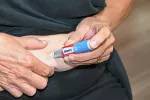 Semaglutida reduce un 20% el riesgo cardiovascular en obesos sin diabetes Mujer inyectándose en el estómago semaglutida